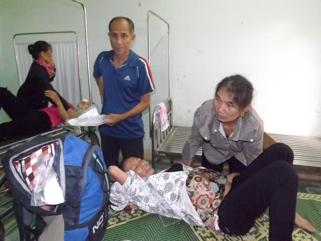 Chuyen thai phu bi xe khach tong vang xuong duong ra Ha Noi hinh anh