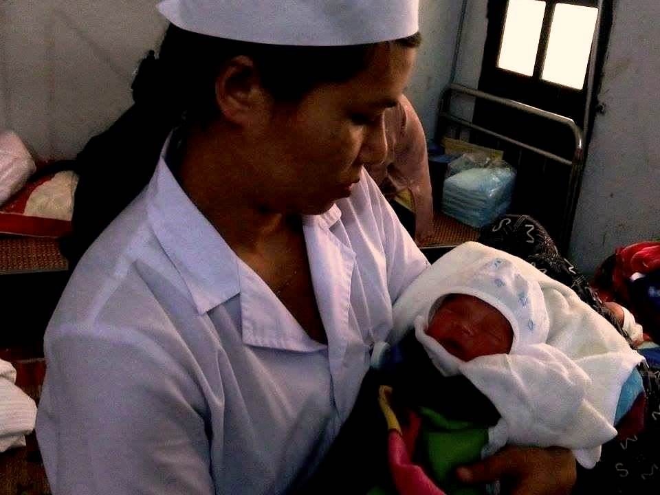 Con sản phụ Đào đang được chăm sóc tại Bệnh viện Đa khoa huyện Quỳnh Lưu. Ảnh: Phạm Hòa.