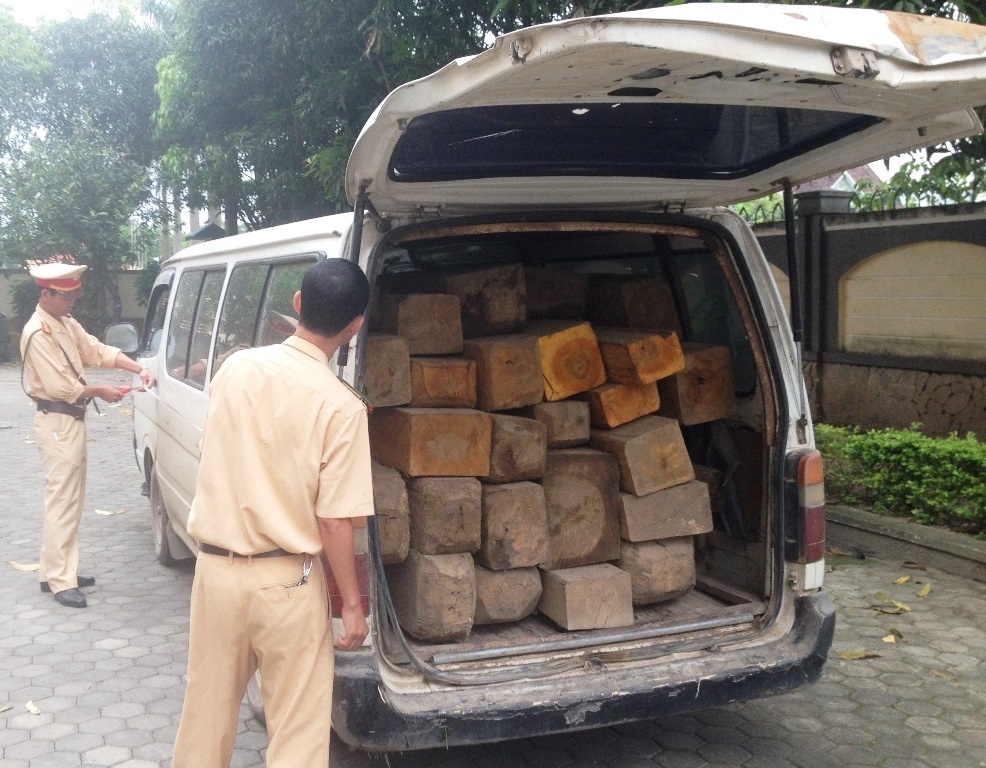 Nu tai xe cho go lau chen xe CSGT hinh anh