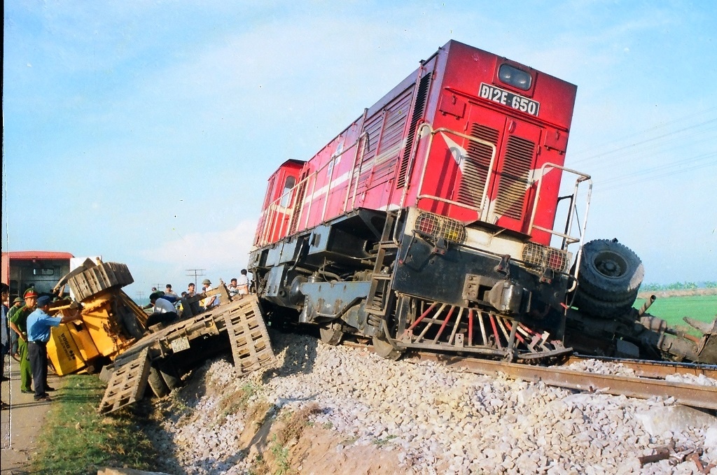 Tai xe nhanh tri ngan vu tai nan tau SE8 dam xe tai hinh anh