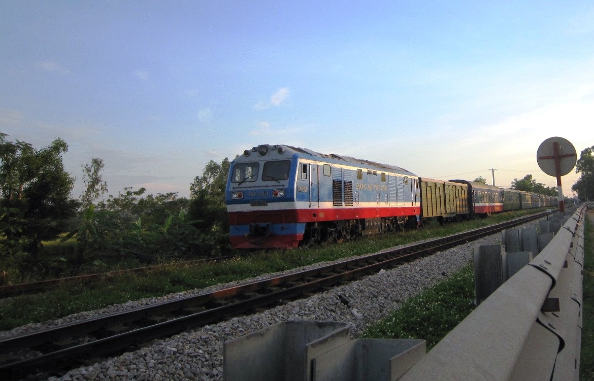 Tàu SE8 rời ra chợ Sy sau khi đường sắt thông trở lại bình thường.