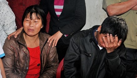 Be trai ba tuoi tu vong sau khi tiem 15 phut hinh anh