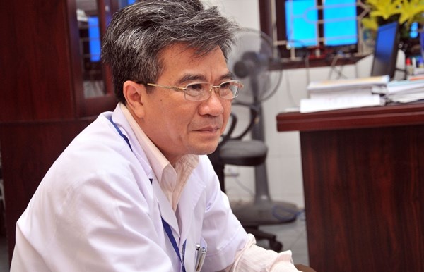 Bác sĩ Võ Viết Quang, Giám đốc Bệnh viện Đa khoa huyện Lộc Hà trao đổi cùng phóng viên.