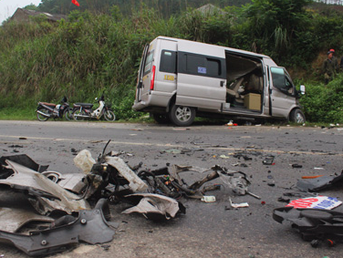 Xe khach cho 8 nguoi lao vao container, 2 nguoi tu vong hinh anh
