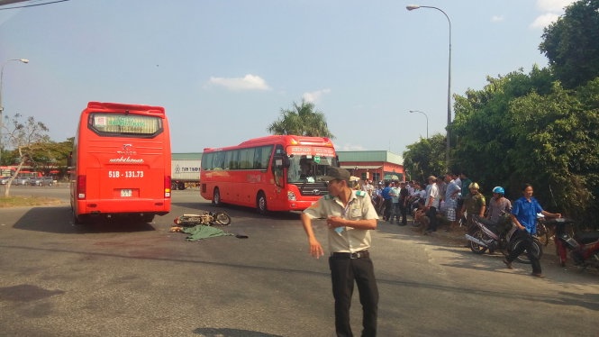 Xe khach va cham chet nguoi tai tram dung chan hinh anh