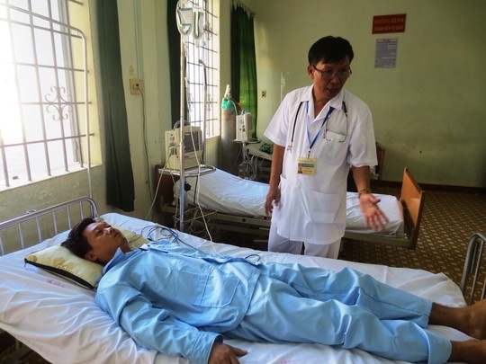 May bay quan su chuyen benh nhan cap cuu tu Truong Sa hinh anh