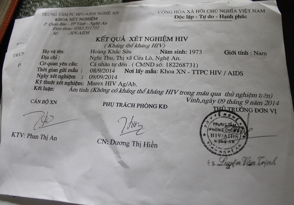 Bản kết luận âm tính với HIV của anh Hoàng Khắc Sửu. Ảnh: Phạm Hòa.