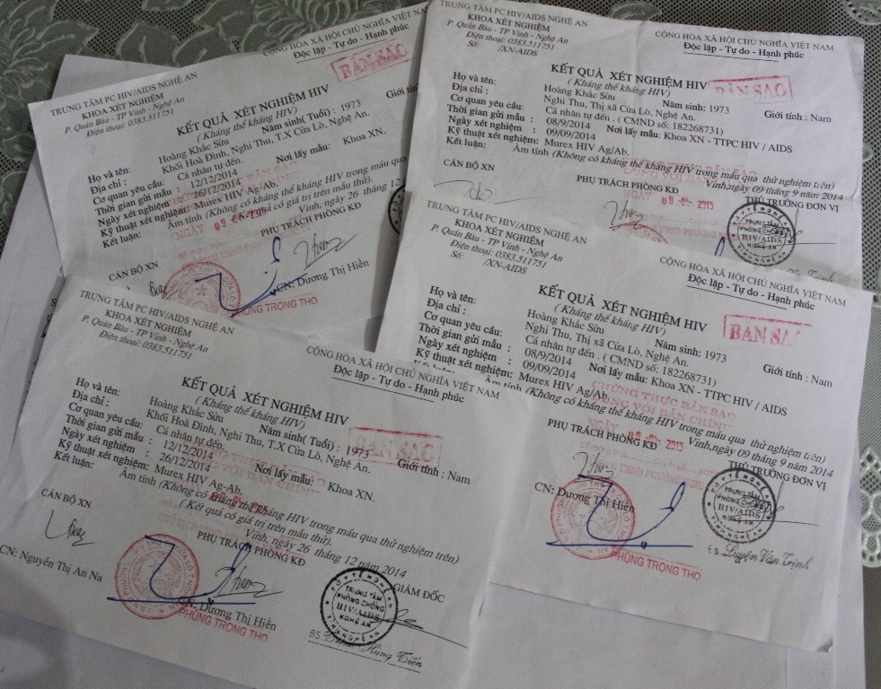 Giấy xét nghiệm chứng minh anh Sửu âm tính với HIV. Ảnh: Phạm Hòa.