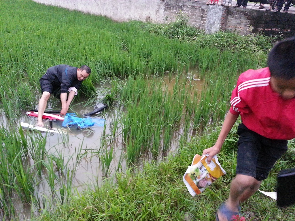 Oto danh vong tren quoc lo, tong xe may vang xuong ruong hinh anh