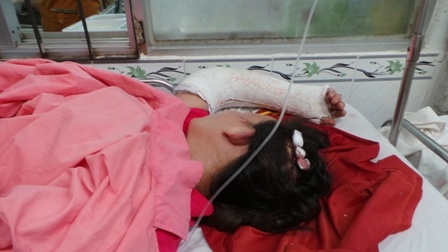 Nhap vien voi chiec cong tren tay hinh anh