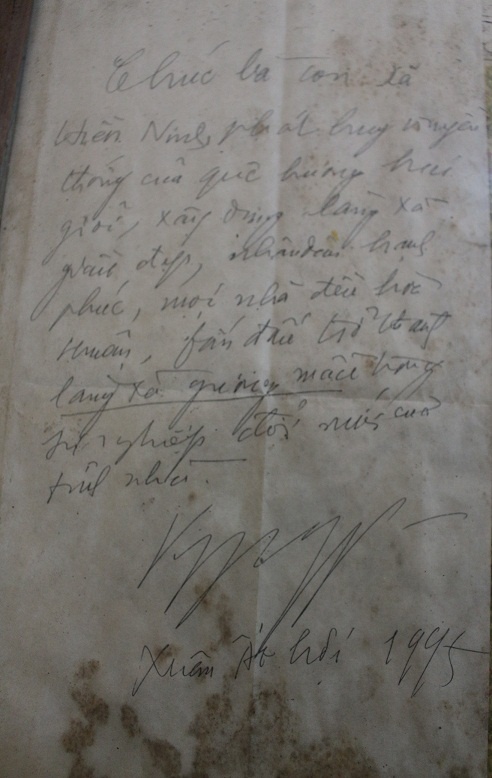 Bút tích của Đại tướng Võ Nguyên Giáp cũng bị úa vàng.