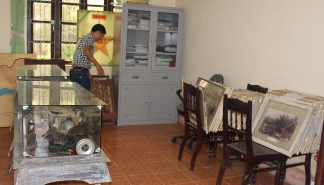 Các hiện vật hiện đang được để trong một phòng mới của UBND xã.