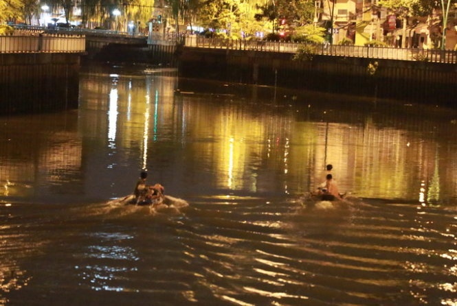 Tầm 1h-2h sáng, nước kênh rút cũng là lúc các ghe xuồng đánh bắt cá tiến vào kênh Nhiêu Lộc - Thị Nghè hành nghề.