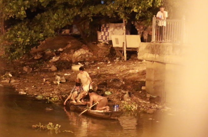 Một xuồng đánh bắt cá cập bến trên kênh Xuyên Tâm (một nhánh của kênh Nhiêu Lộc - Thị Nghè) để bán cá cho người dân.