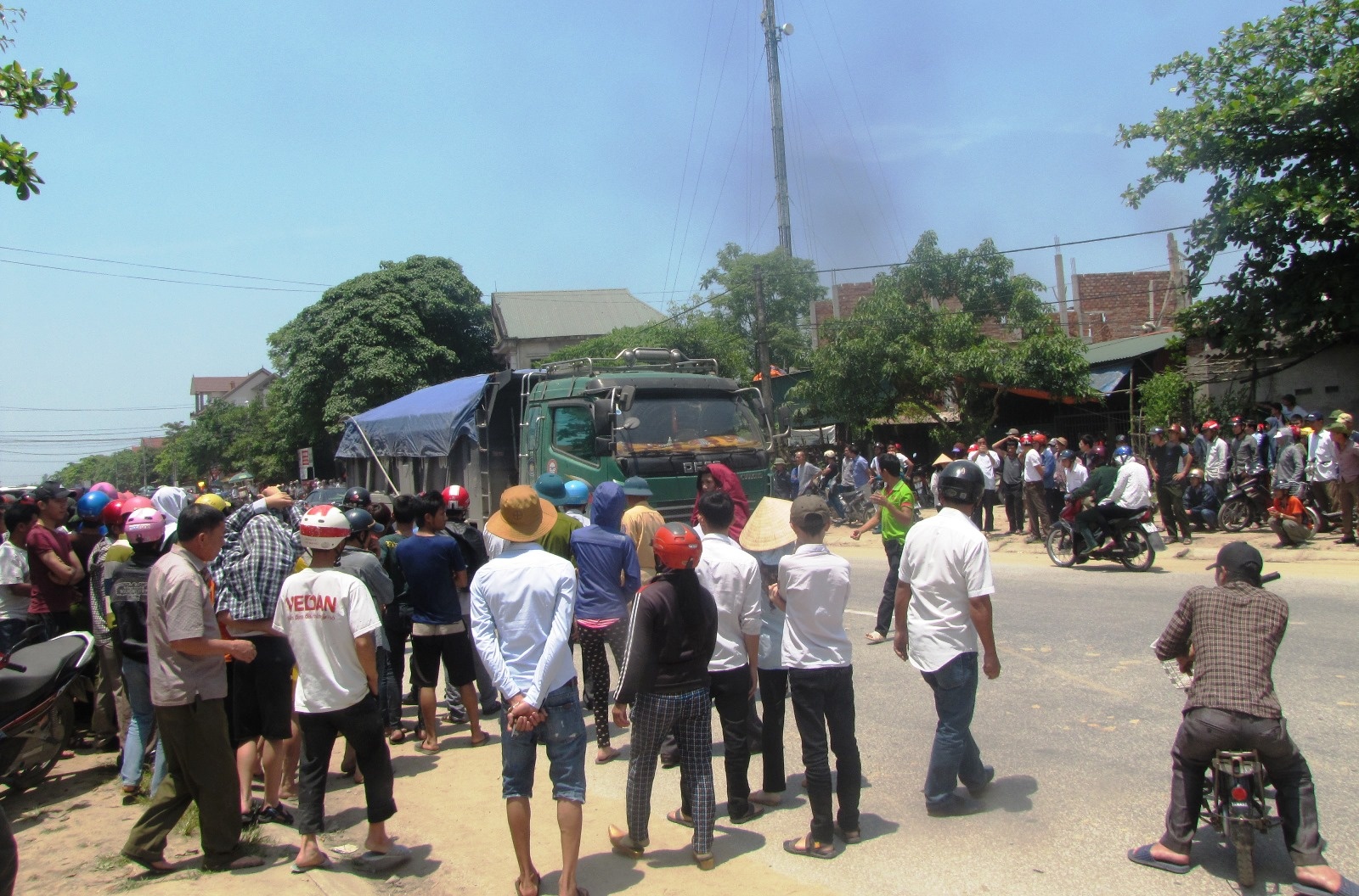 Kich banh xe tai dua thi the co giao mac ket ra ngoai hinh anh