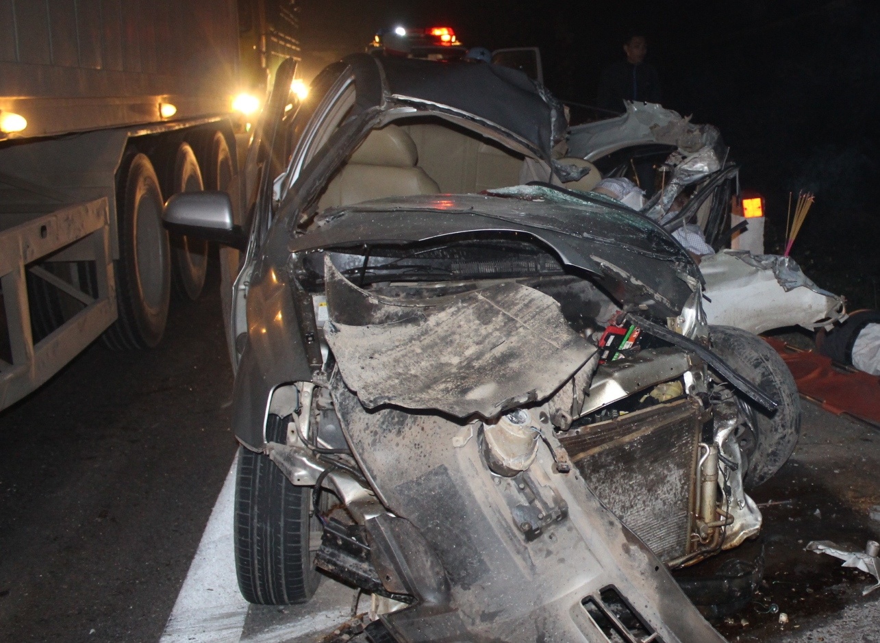 Thay giao ke lai phut dau dau xe tai chay nguoc chieu hinh anh