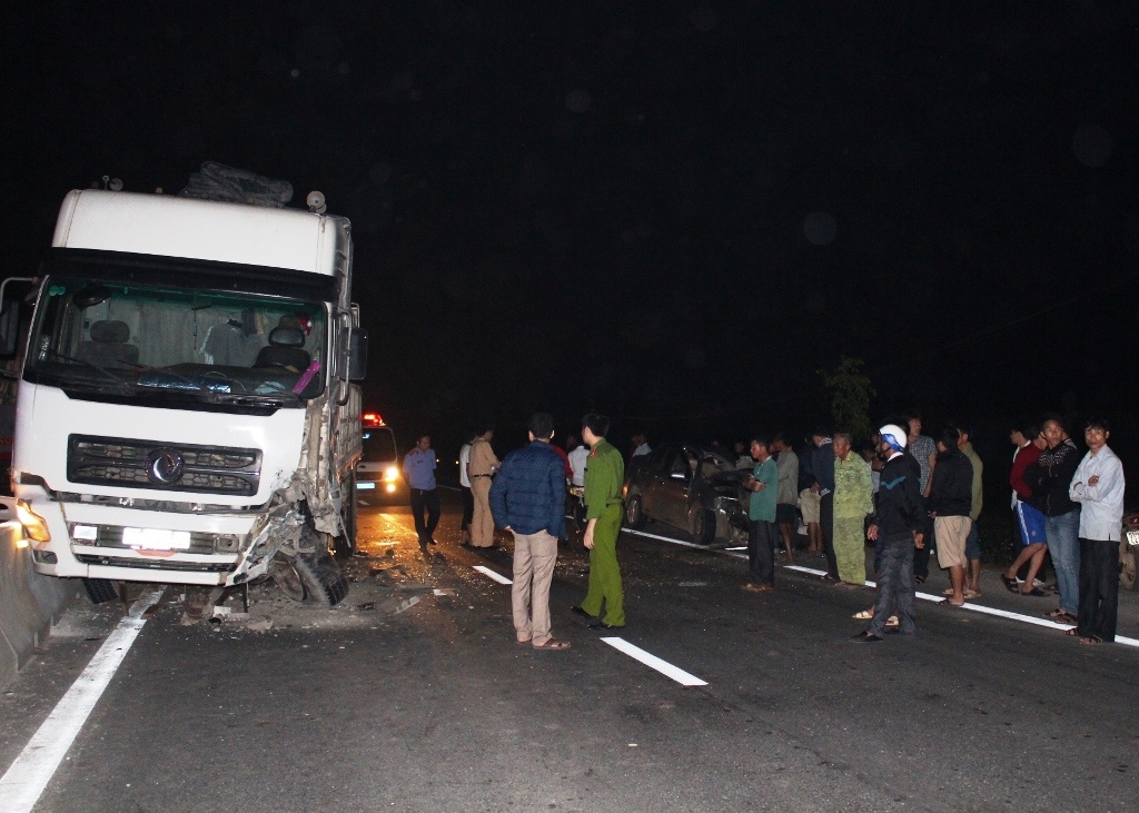 Chiếc xe tải gây ra vụ tai nạn. Ảnh Tuấn Dũng.