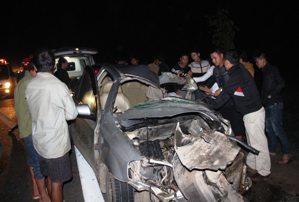 4 thay giao thuong vong, ket trong oto hinh anh