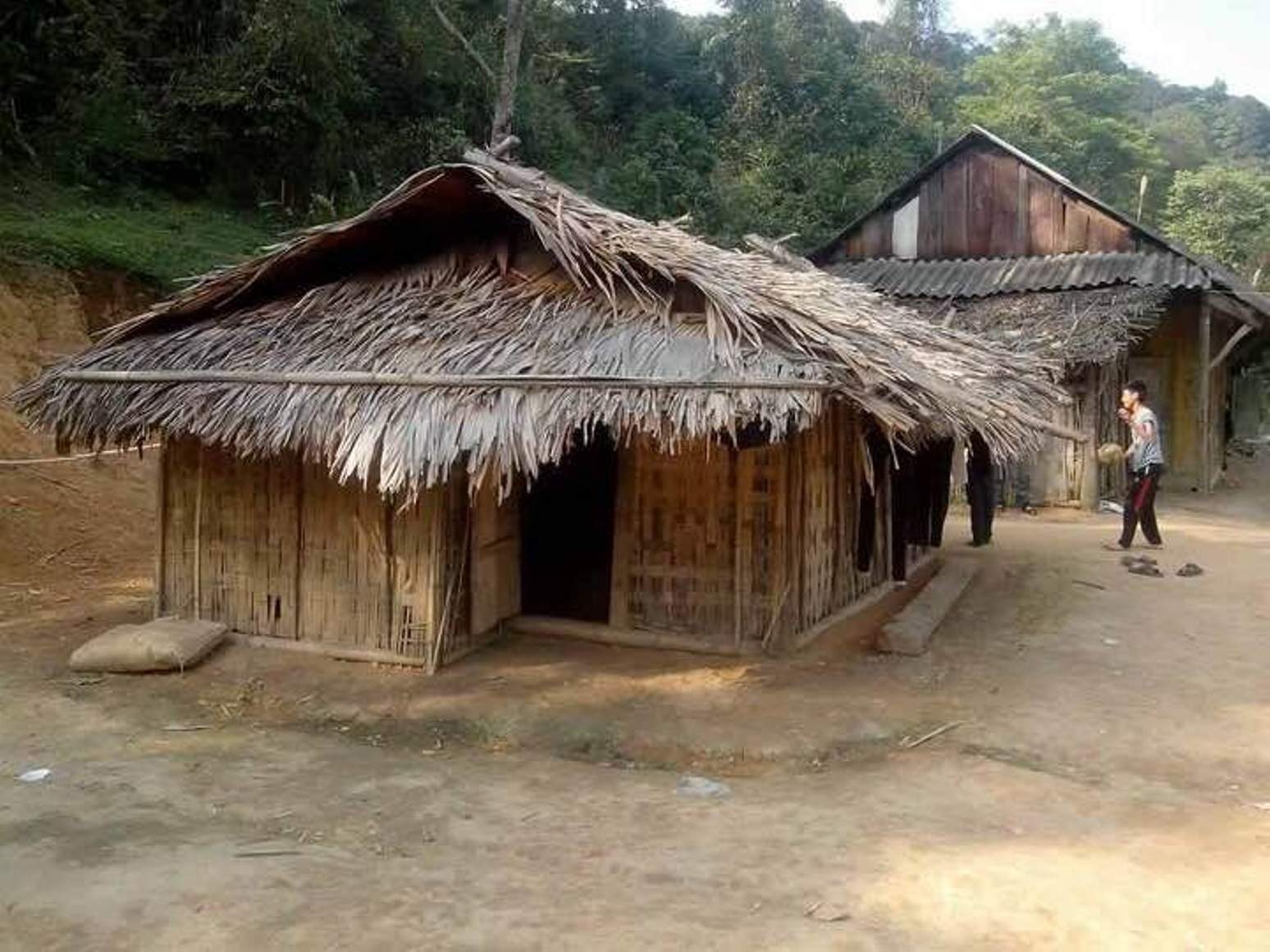 Lo danh tinh nhom thanh nien nghi ham hai nu sinh trong dem hinh anh