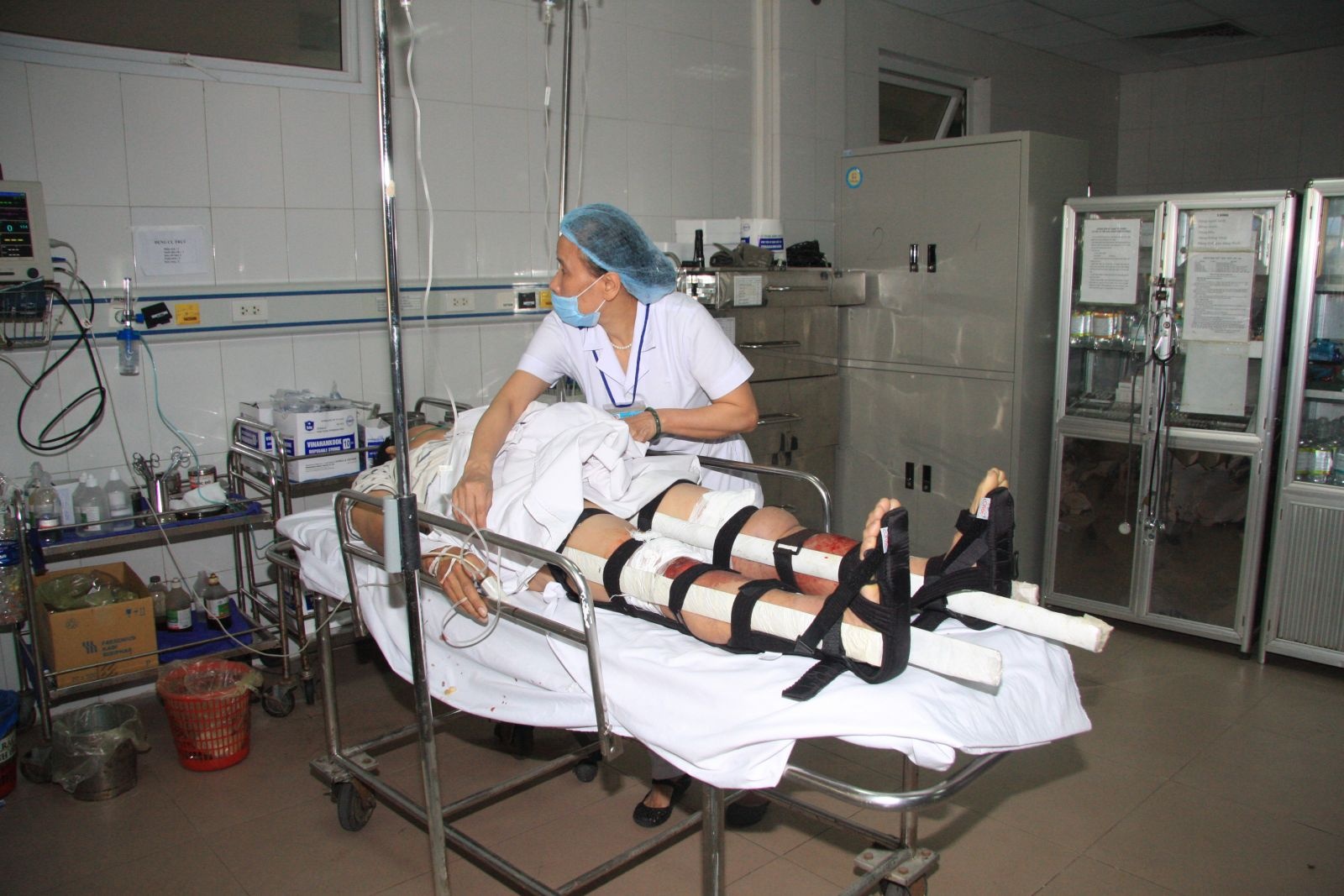 Nhan vien y te hien mau cuu nguoi gap tai nan giao thong hinh anh