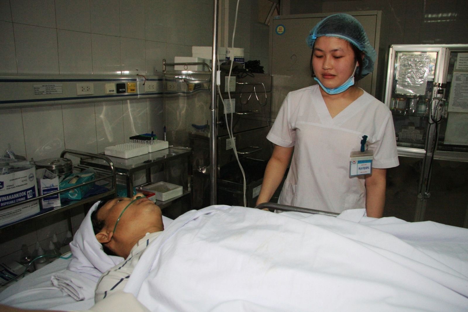 Nhờ được nhân viên y tế của Bệnh viện đa khoa 115 Nghệ An, bệnh nhân Đạm đã qua cơn nguy kịch, Trong ảnh là chị Hồng, một tỏng hai người hiến máu để cứu bệnh nhân. Ảnh: Nguyệt Anh.