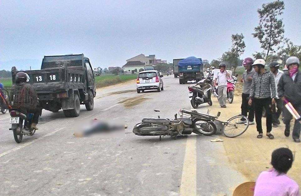 Nga ra duong, bi xe tai can tu vong tai cho hinh anh