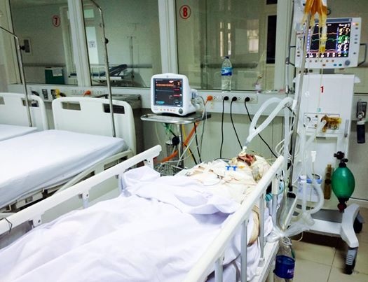 Nguoi me tre bong toan than vi lao vao nha chay tim con hinh anh