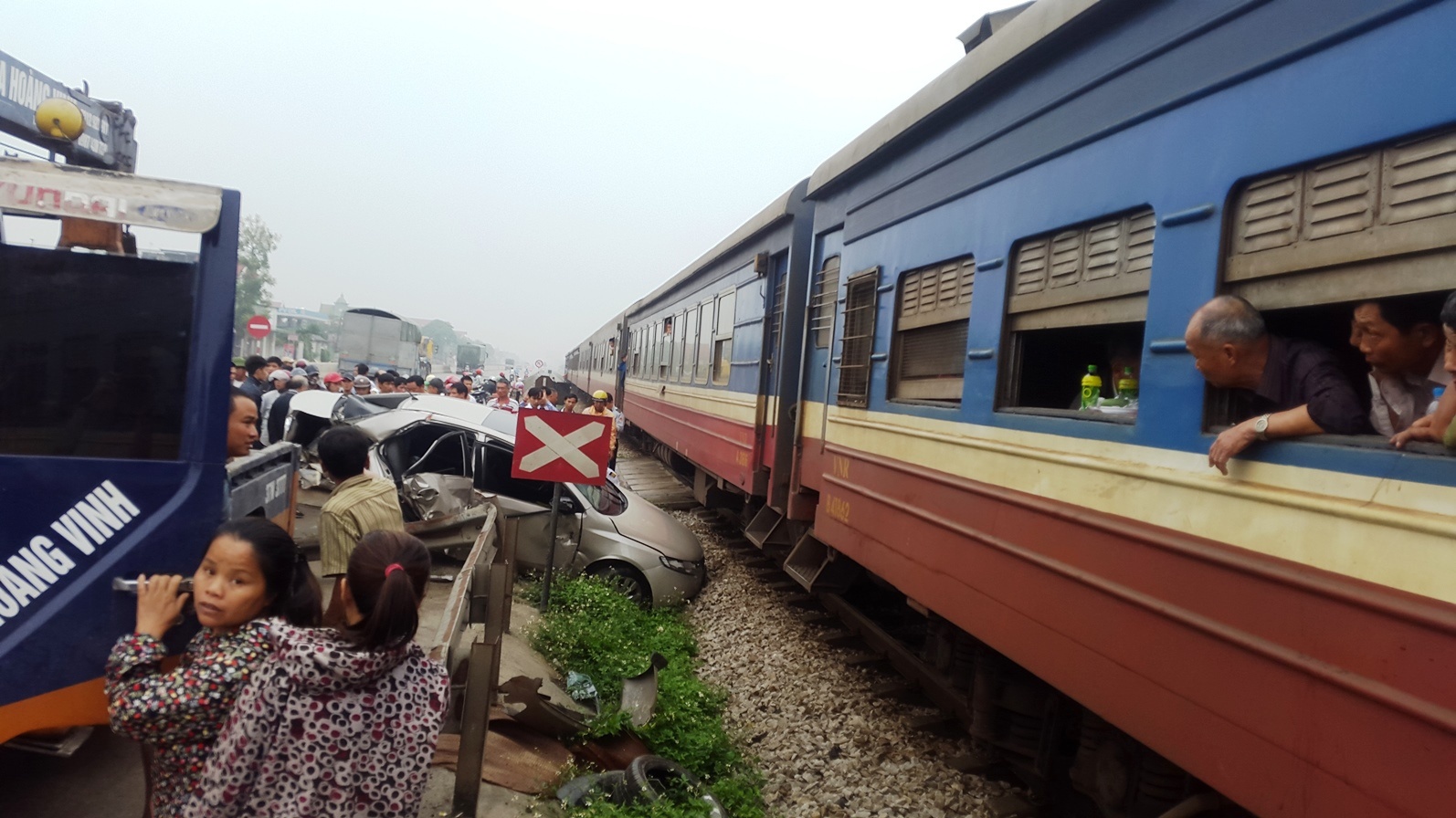 Khi đến đoạn giao cắt với đường sắt thuộc địa bàn xã Nghi Liên, huyện Nghi Lộc (Nghệ An) thì bất ngờ bị mắc kẹt trên đường ray.Cùng lúc đó, tàu SE 7 lưu thông theo hướng Bắc – Nam lao tới, đâm vào phần đuôi xe.  Ảnh Lê Hiếu