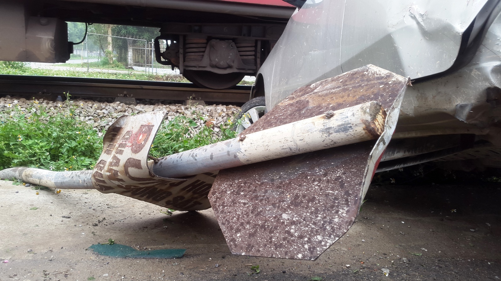 Cột cảnh báo tín hiệu giao thông đường sắt bị tông văng và quay 180 độ.