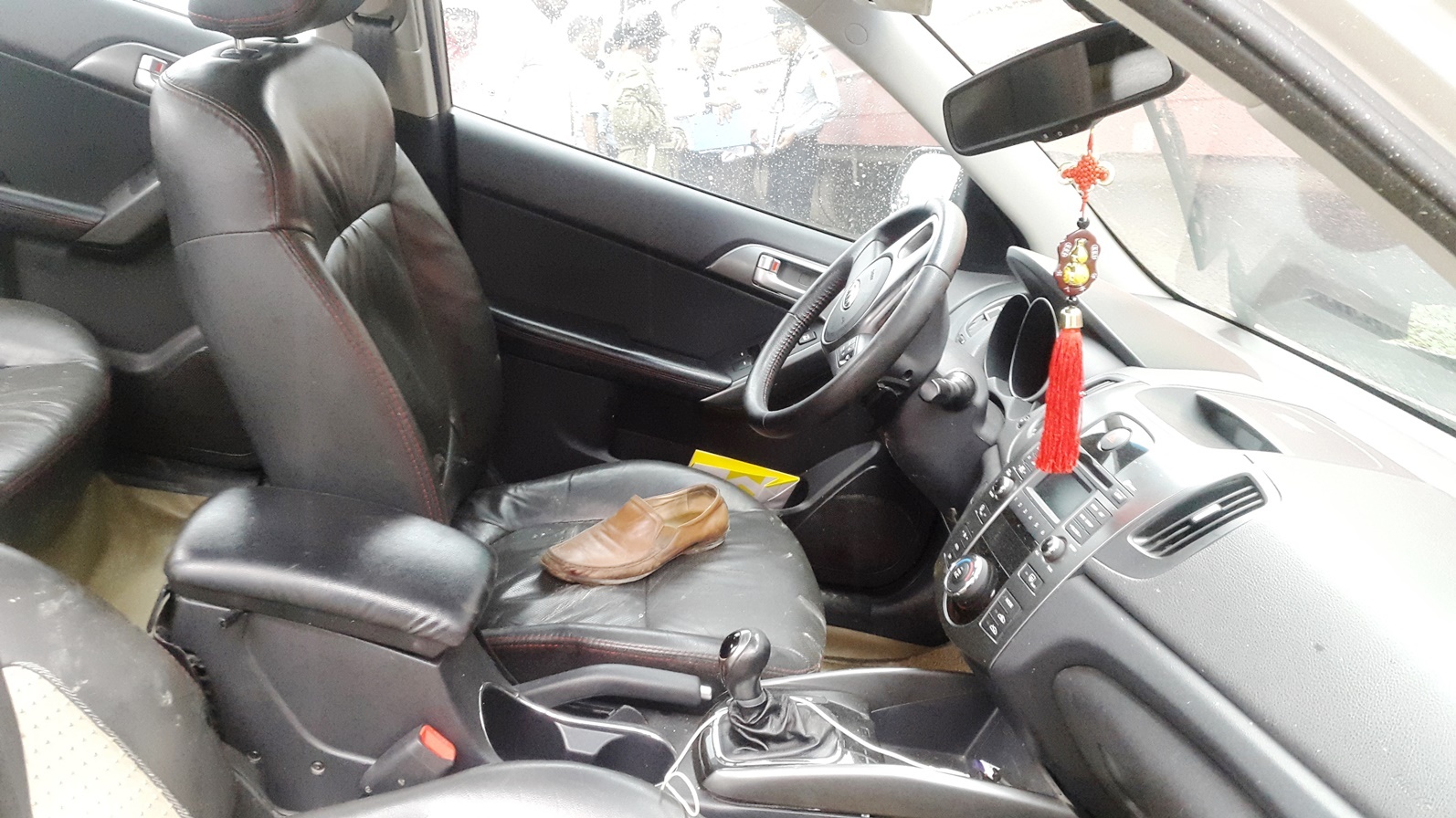 Sau khi tai nạn xảy ra, đoàn tàu phải dừng lại 30 phút để xử lý tai nạn. Tại hiện trường, ôtô 4 chỗ bị nát phần đuôi, bánh văng ra ngoài. 