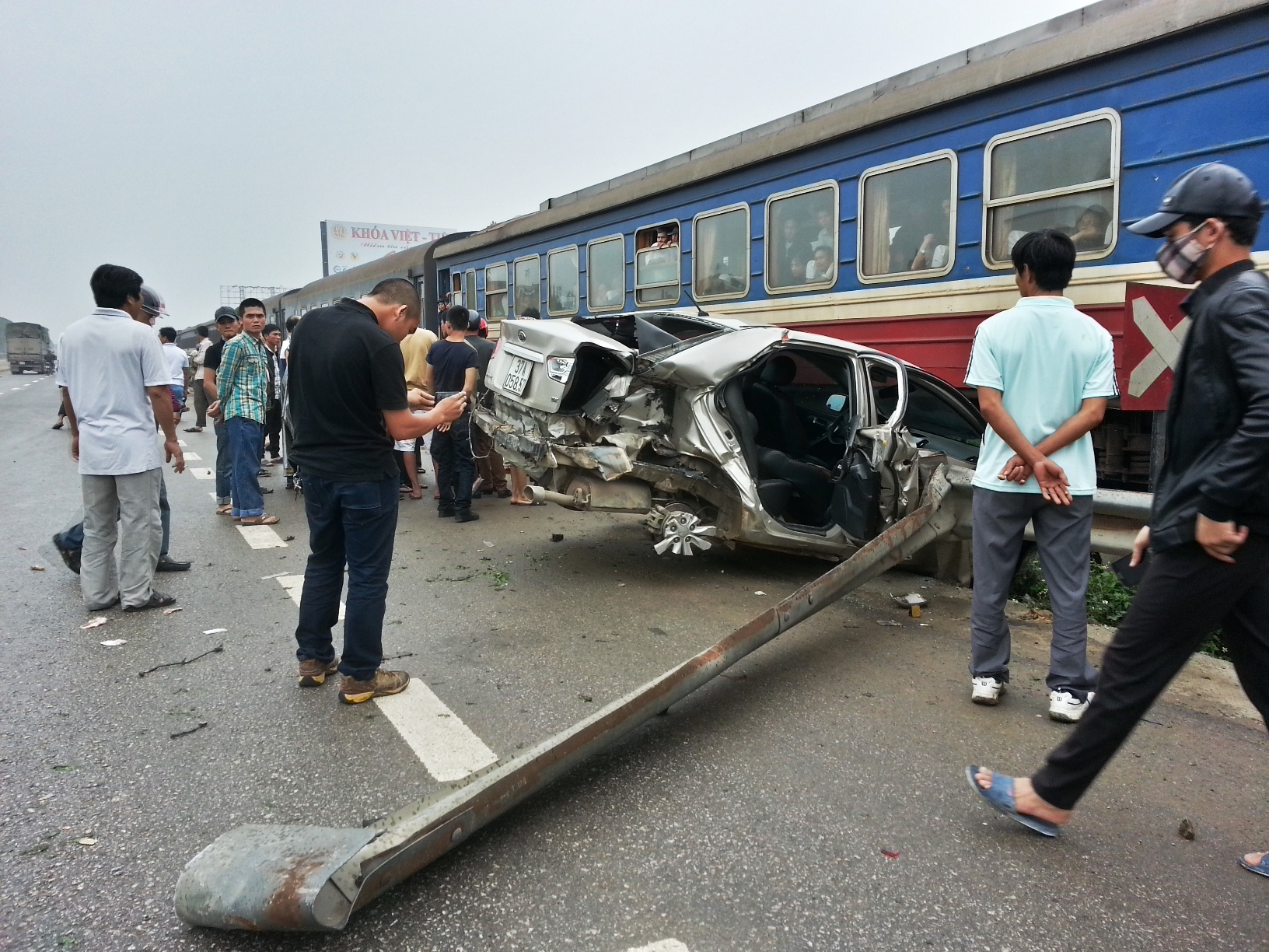 Taluy bảo vệ giữa đường sắt và đường bộ bị tông văng một đoạn khoảng hơn 10 mét. Ảnh Mạnh Thắng.