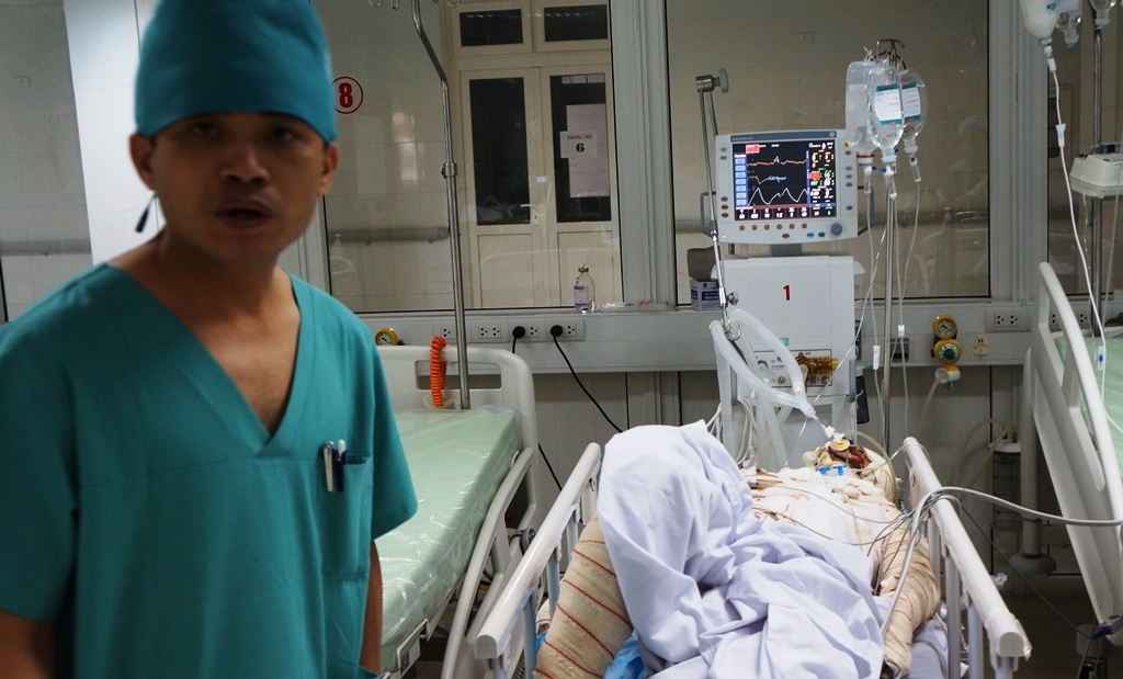 Chuyen nguoi me bong toan than vi cuu con ra Ha Noi dieu tri hinh anh