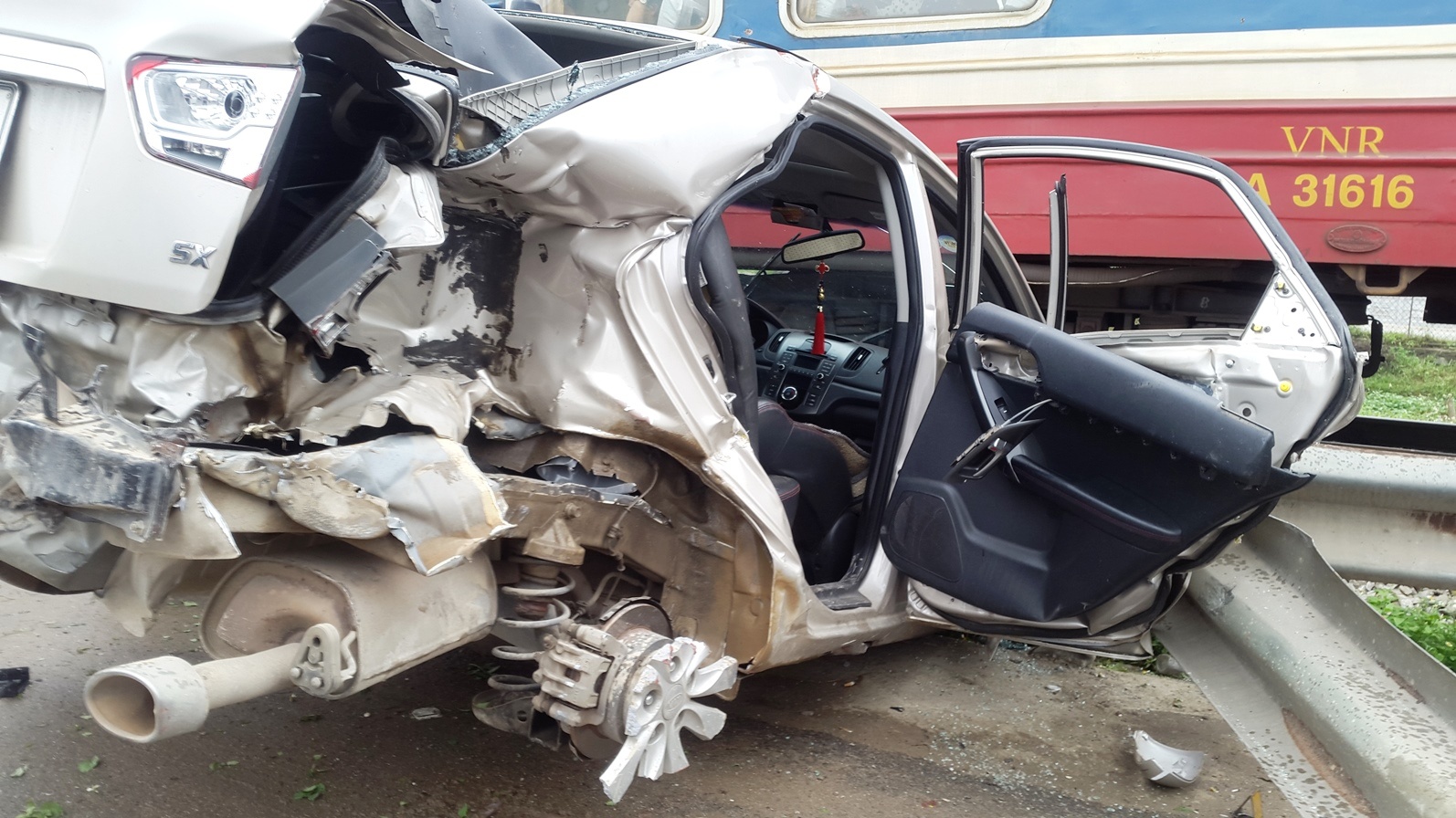 Tau hoa huc vang oto 10 m, tai xe trong thuong hinh anh