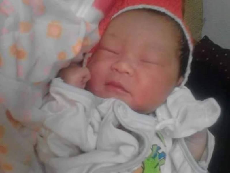 Be gai so sinh bi kien dot, bo roi ben duong hinh anh