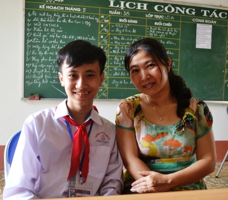 Em Trương Hải Nam hạnh phúc bên cô giáo chủ nhiệm. Ảnh: Nguyễn Dương.