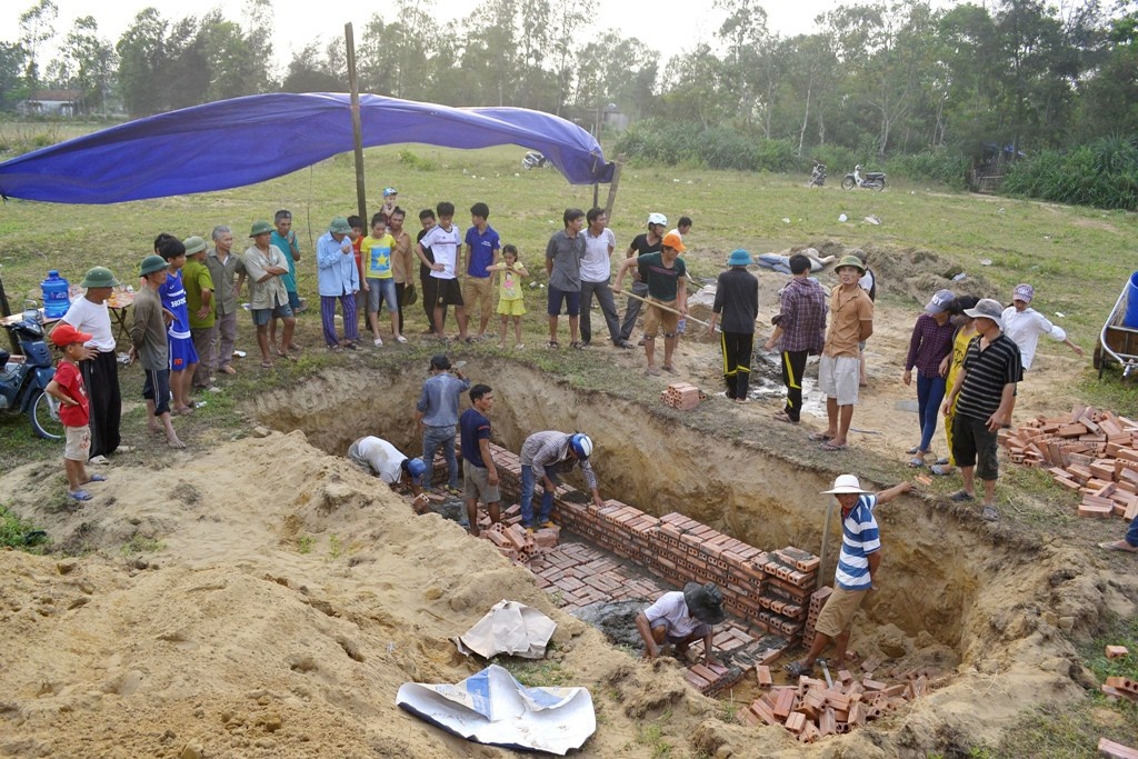 Người dân đào huyệt để chuẩn bị cho việc chôn cất cá voi theo phong tục truyền thống. Ảnh: Nguyễn Dương