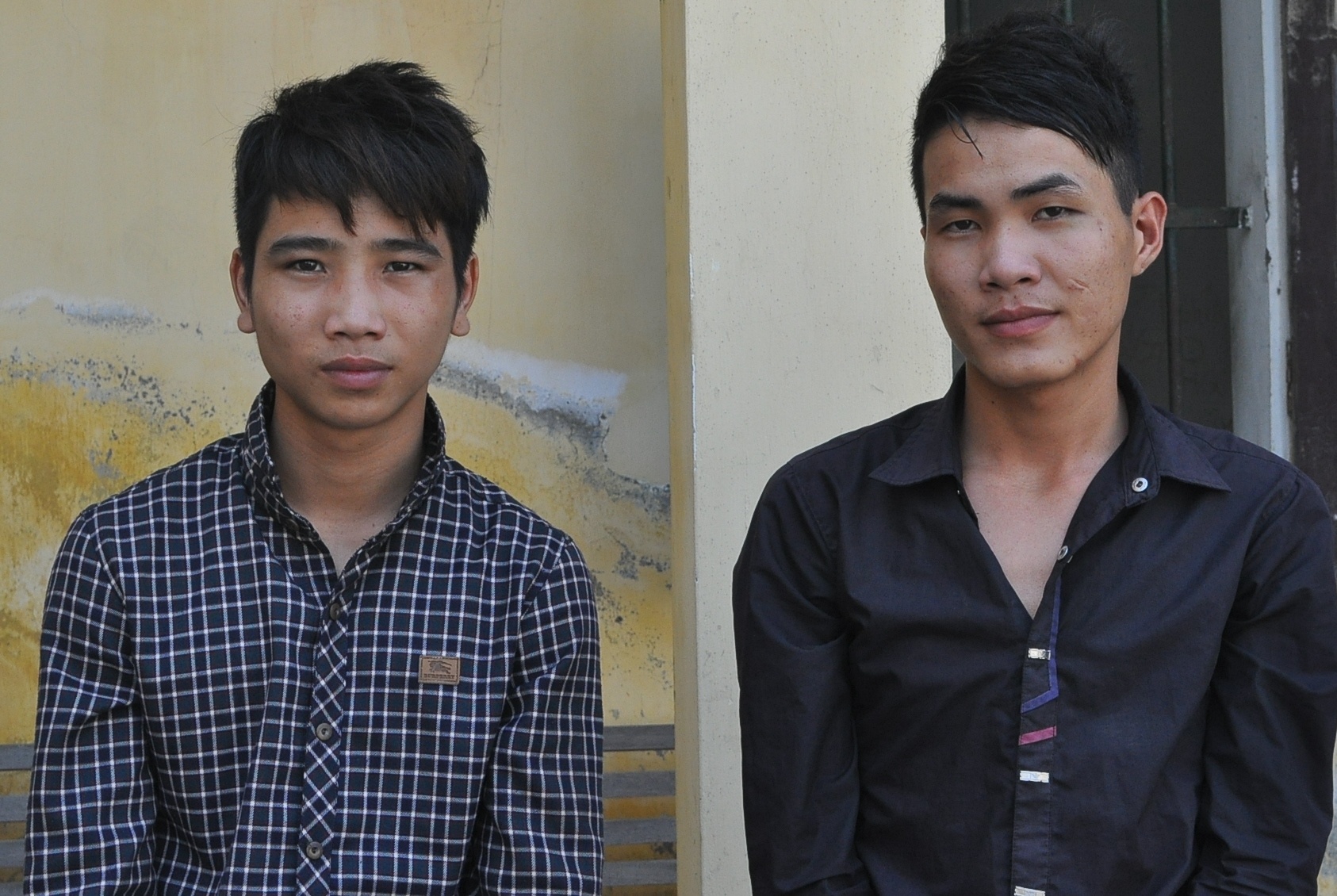 Ba anh em dung binh xit hoi cay di cuop hinh anh