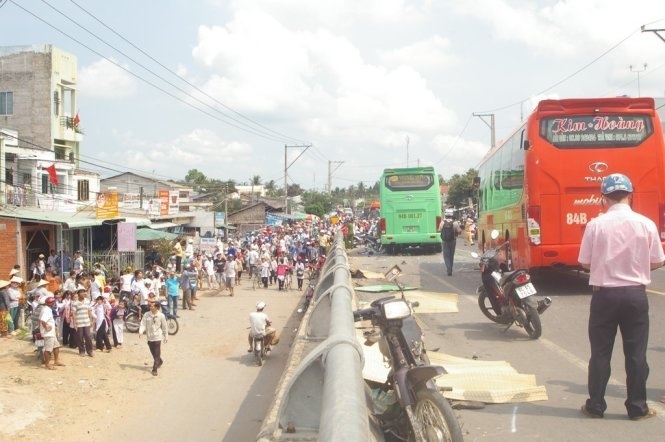 Vu tai nan 4 nguoi chet: Hai xe khach chay tren 100 km/h hinh anh