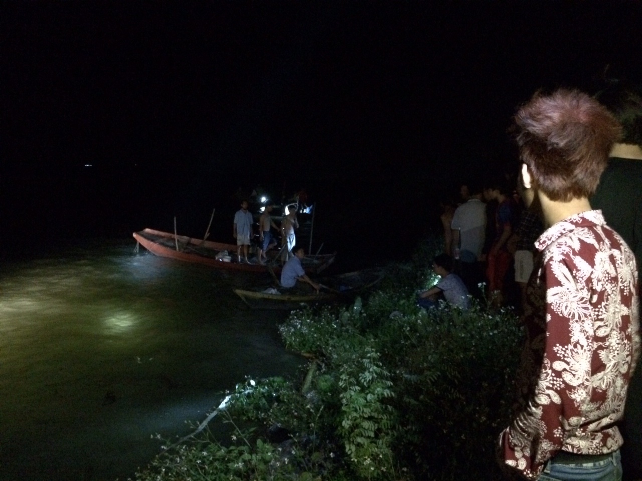 Con re bat luc khi nghe tieng cha keu cuu giua bien hinh anh