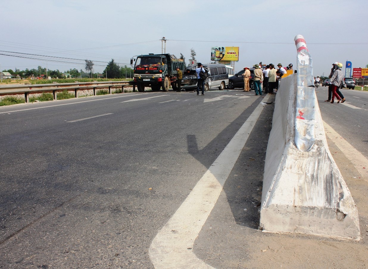 Cùng lúc đó, xe ôtô biển xanh 12 chỗ đang lưu thông theo hướng Nam - Bắc do bị bất ngờ nên đã đâm đối đầu với ôtô 7 chỗ. 