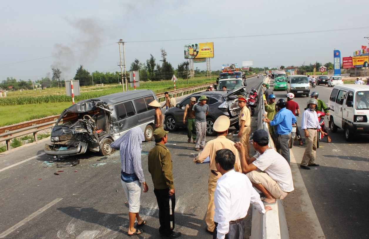 Nhận tin báo CSGT TP Vinh có mặt để phân luồng giao thông, giải quyết hiện trường tai nạn. 