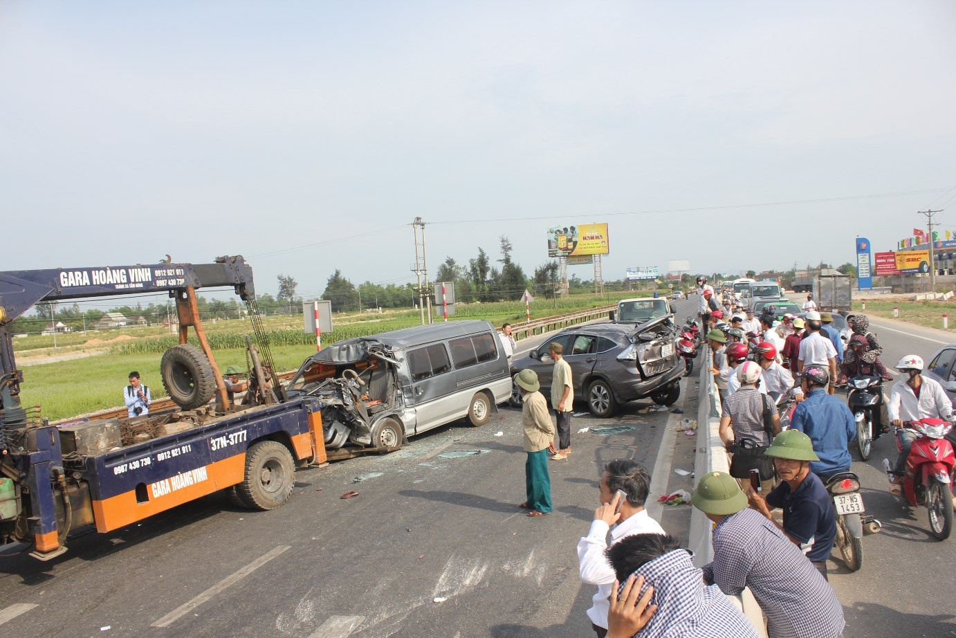 Tại hiện trường, rất đông người dân theo dõi vụ việc, CSGT phong tỏa, chặn một phần đường để đo đạc, khám nghiệm. Hai xe gặp nạn chiếm gần hết một phần đường. Đến 16h30 cùng ngày, hai chiếc ôtô gặp nạn được xe cứu hộ đưa ra khỏi hiện trường, quốc lộ 1A lưu thông trở lại bình thường.
