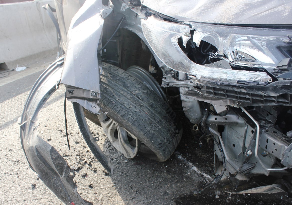 Bánh trước bên phải ôtô 7 chỗ Honda CRV bị nổ lốp, gần rơi ra khỏi trục.