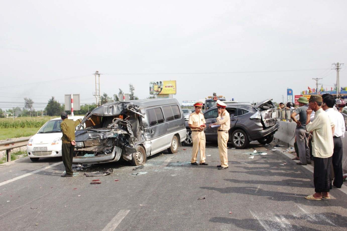 Chiều 9/5, chị Nguyễn Bích Ngọc (trú ở phường Hà Huy Tập, TP Vinh, Nghệ An) điều khiển ôtô nhãn hiệu Honda CRV lưu thông trên quốc lộ 1A hướng Bắc – Nam. Khi đến đoạn đường thuộc địa phận xã Nghi Liên, TP Vinh thì tài xế bất ngờ mất lái, đâm vào giải phân cách rồi bay qua bên phần đường ngược chiều.