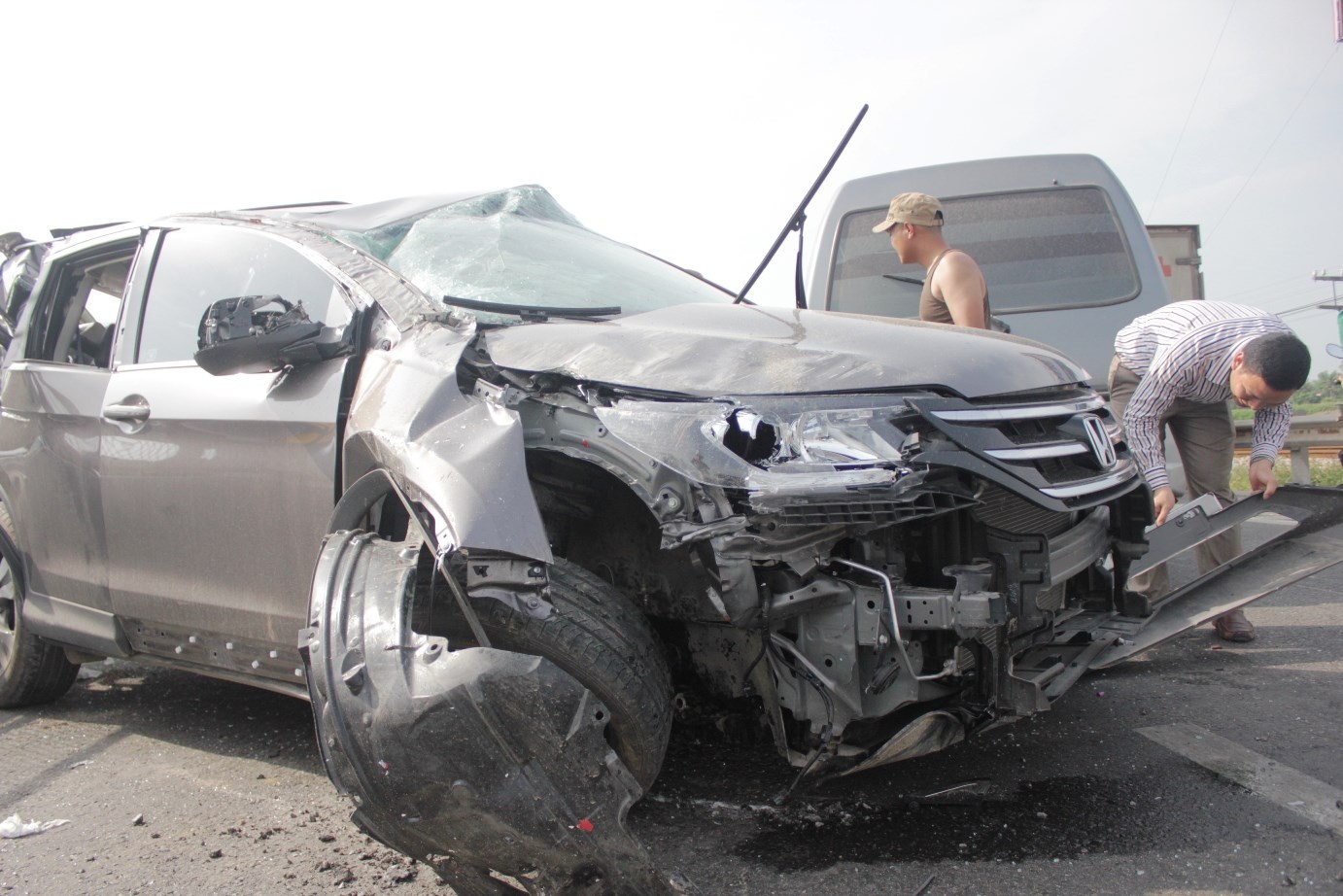 Ôtô 7 chỗ nhãn hiệu HondaCRV cũng bị hư hỏng nặng.