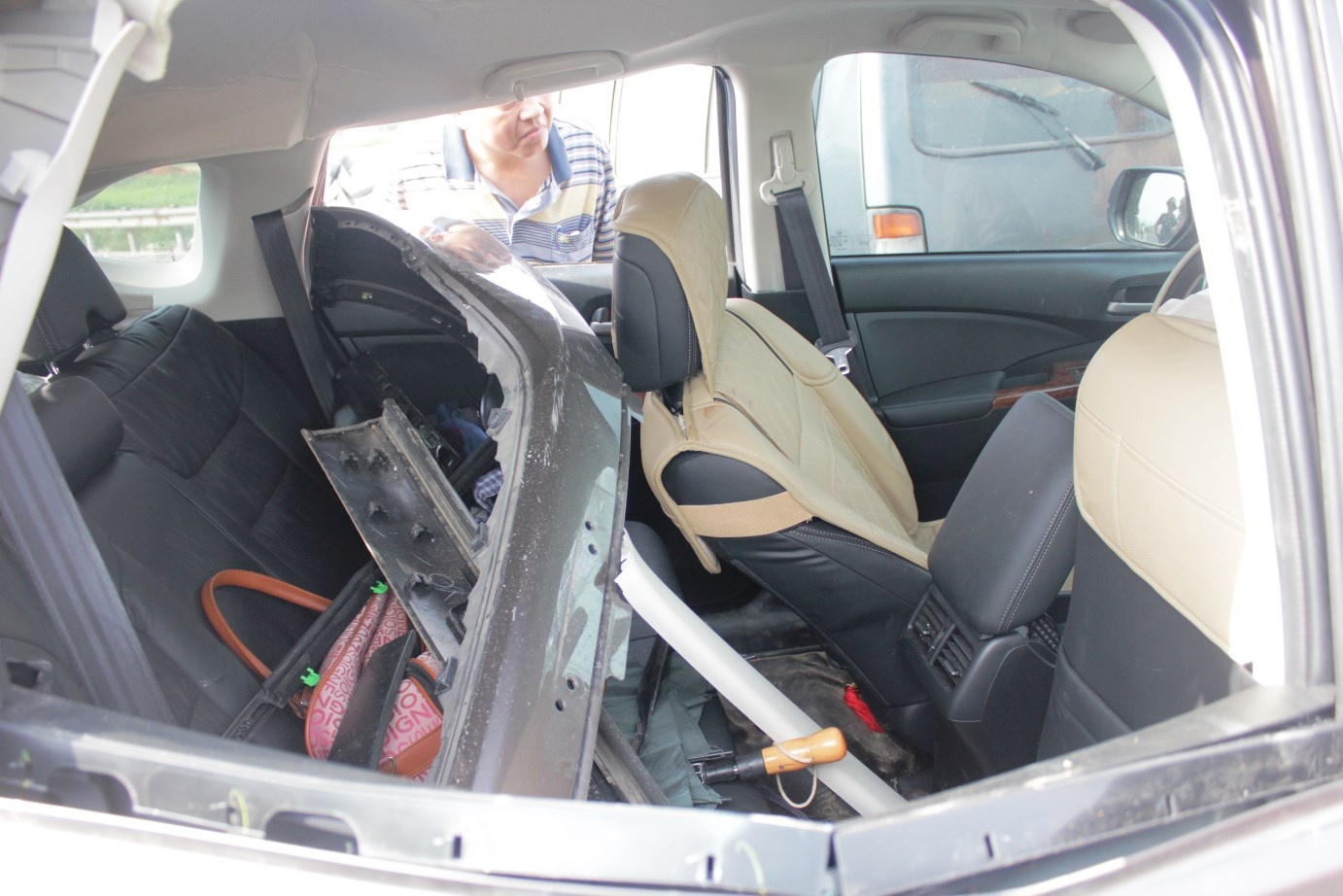 Đồ đạc bên trong xe bị xáo trộn. Ghế xe xiêu vẹo, túi khí bung ra.