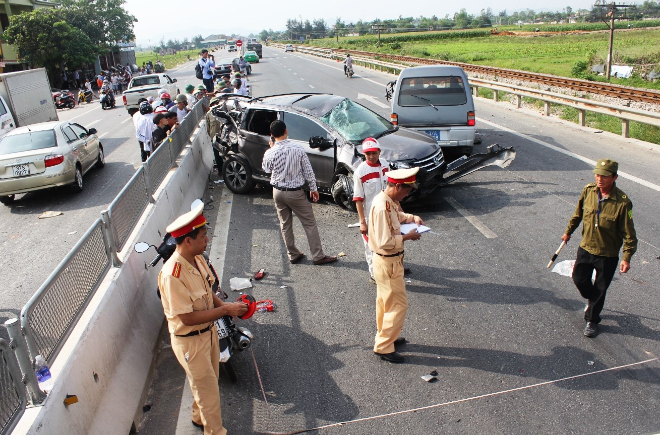 Cú va chạm mạnh khiến hai xe bị văng ra, đầu xe biển canh nát bét hoàn toàn. Riêng xe Honda CRV quay một vòng rồi nằm ngang giữa đường, toàn xe hư hỏng nặng.