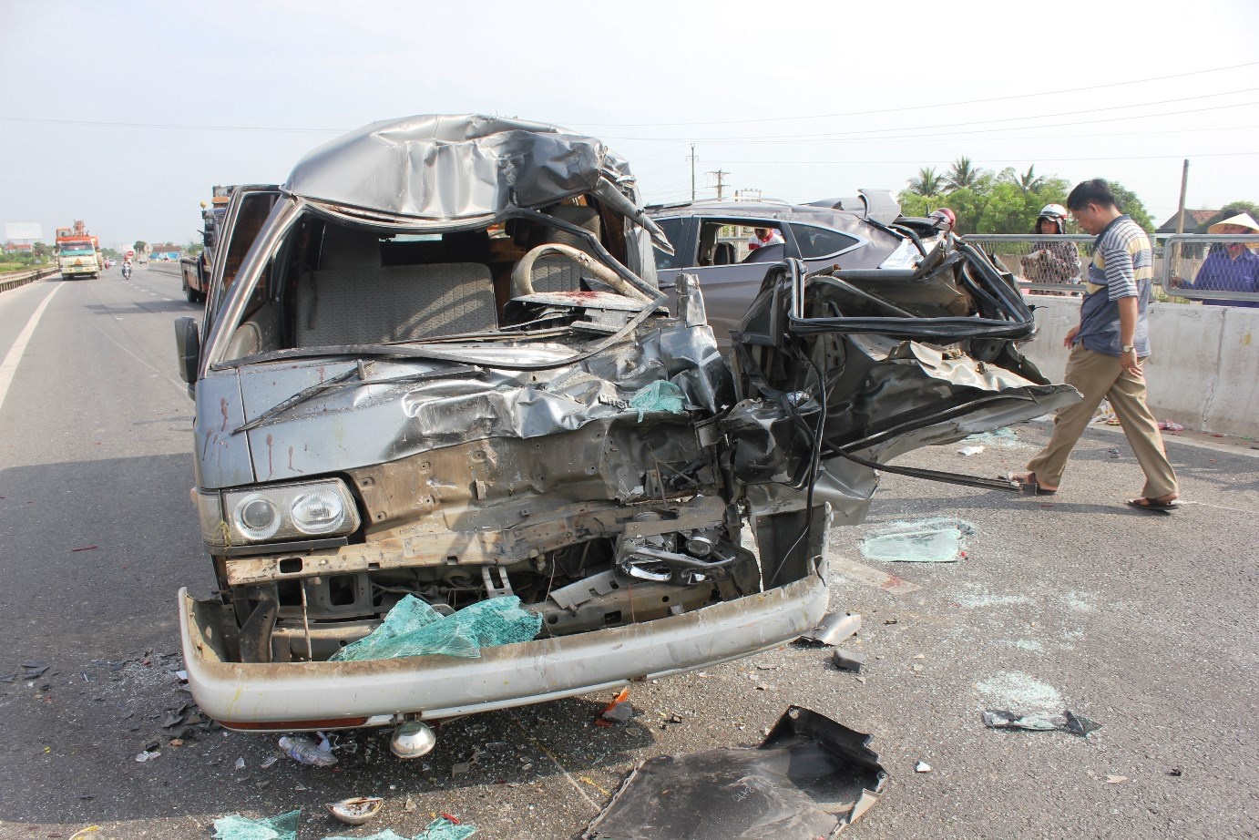 Đầu xe biển xanh nát bét hoàn toàn.