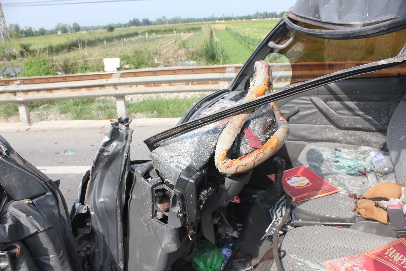 Vết máu còn dính trên vôlăng xe ôtô 12 chỗ.