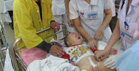 Uong nuoc trong lo dung tam, be trai 17 thang tuoi tu vong hinh anh